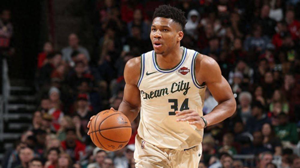 密尔沃基雄鹿迎欧冠关键赛，集结日远射贴柱，气氛紧张，资深球员宣示担当(金州勇士vs密尔沃基雄鹿)