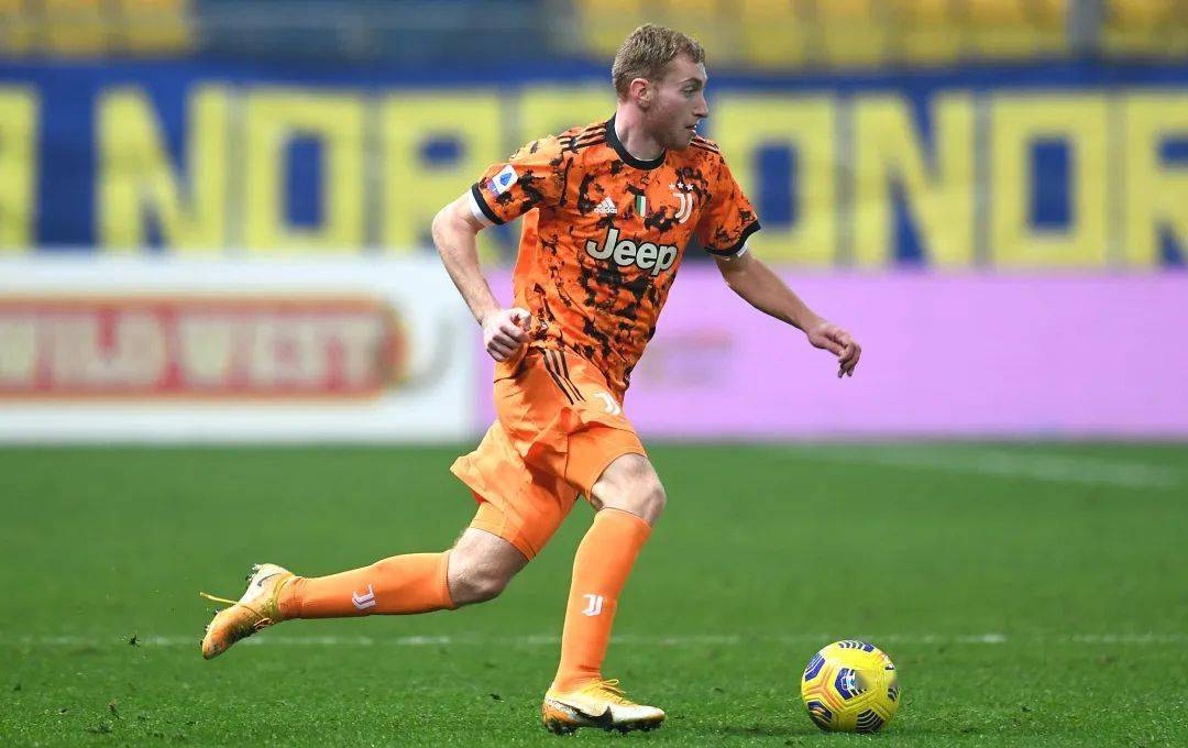 里程碑夜山东泰山外线爆发，意甲冲刺阶段刷纪录，引发热议，更衣室氛围转暖(三种人不上中山陵)