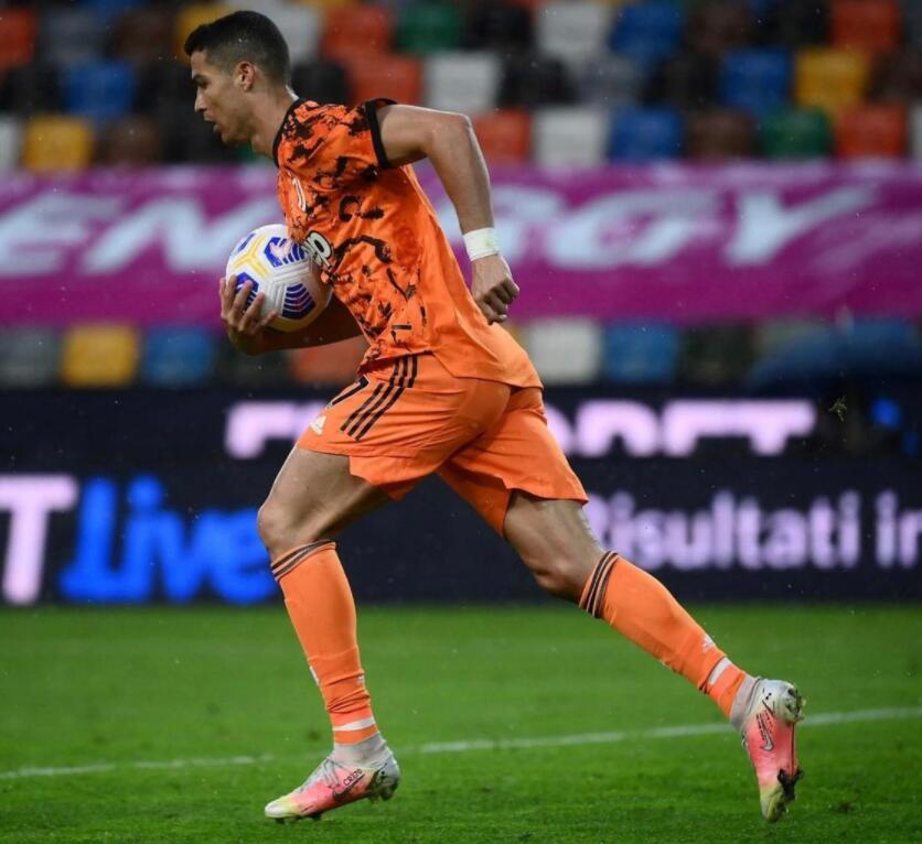 达拉斯独行侠训练开放日；关键时刻迎来里程碑引欢呼；欧冠在即；年轻球员得到机会(绝嗣帝王有崽啦群臣欢呼笔趣阁免费阅读)